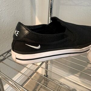Nike casual shoes.. size 10